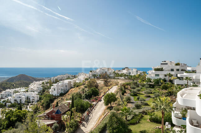 Elegante ático dúplex en Palo Alto Marbella con vistas panorámicas