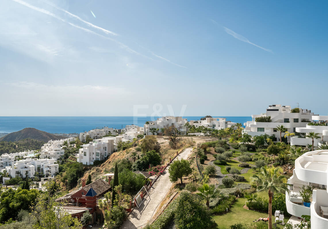 Elegante ático dúplex en Palo Alto Marbella con vistas panorámicas