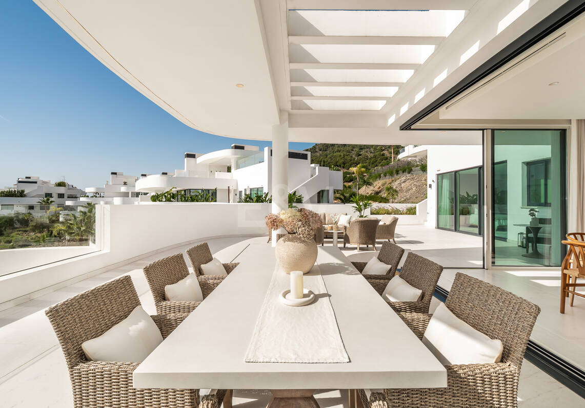 Elegante ático dúplex en Palo Alto Marbella con vistas panorámicas