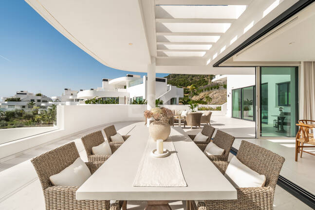 Elegante ático dúplex en Palo Alto Marbella con vistas panorámicas