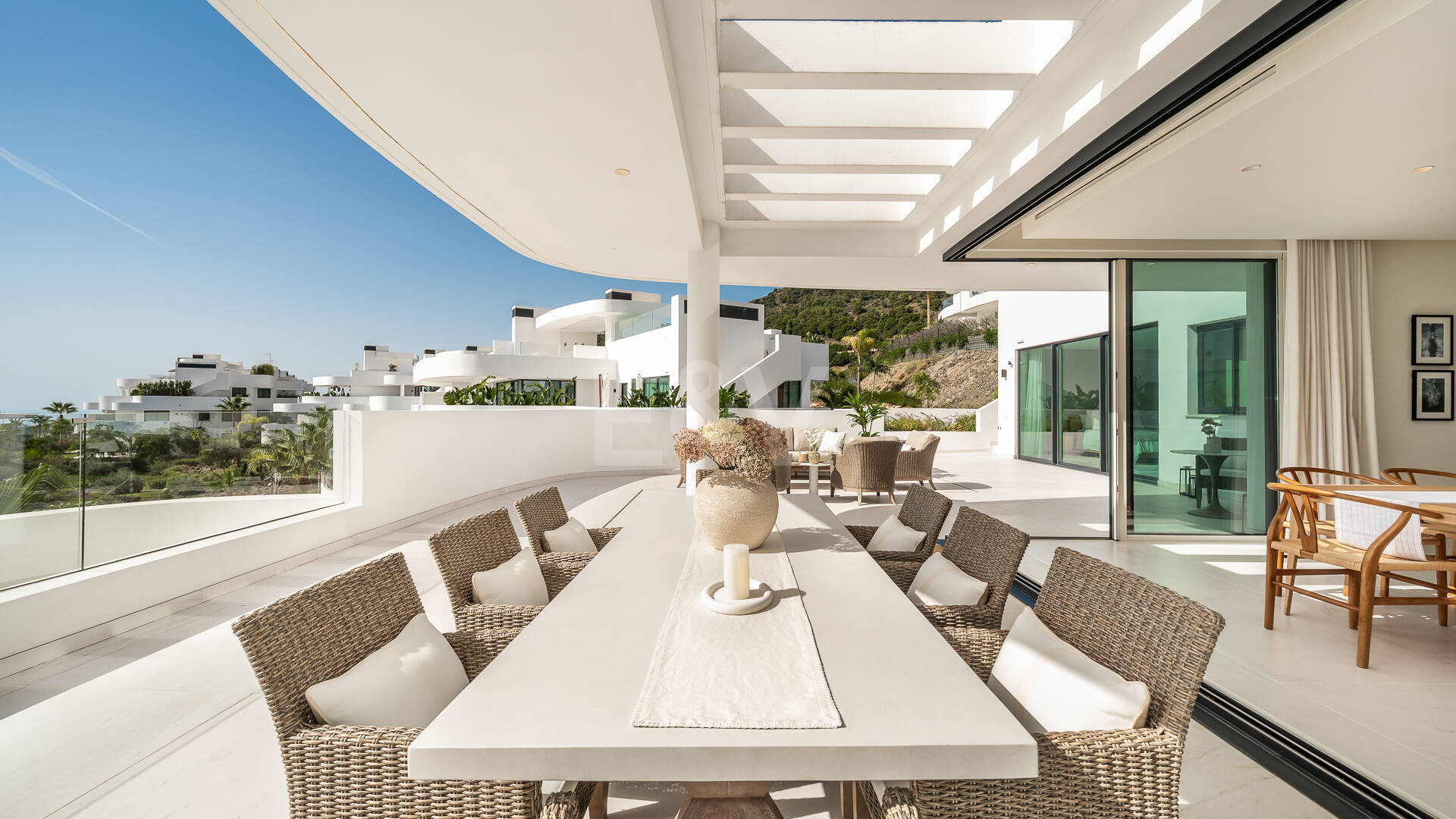 Elegante ático dúplex en Palo Alto Marbella con vistas panorámicas