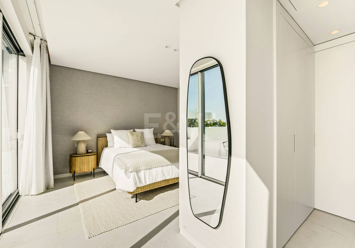 Elegante ático dúplex en Palo Alto Marbella con vistas panorámicas