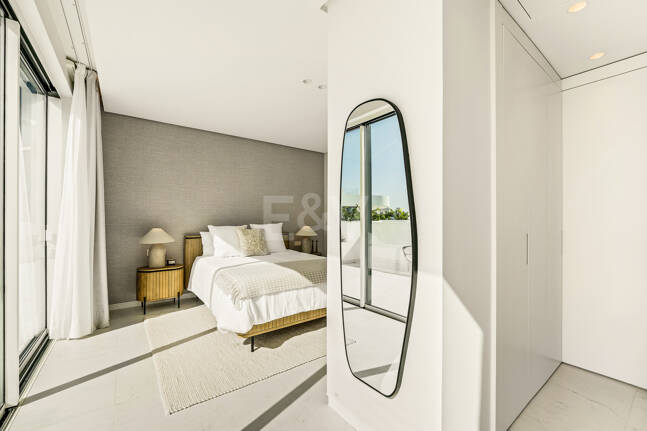 Elegante ático dúplex en Palo Alto Marbella con vistas panorámicas