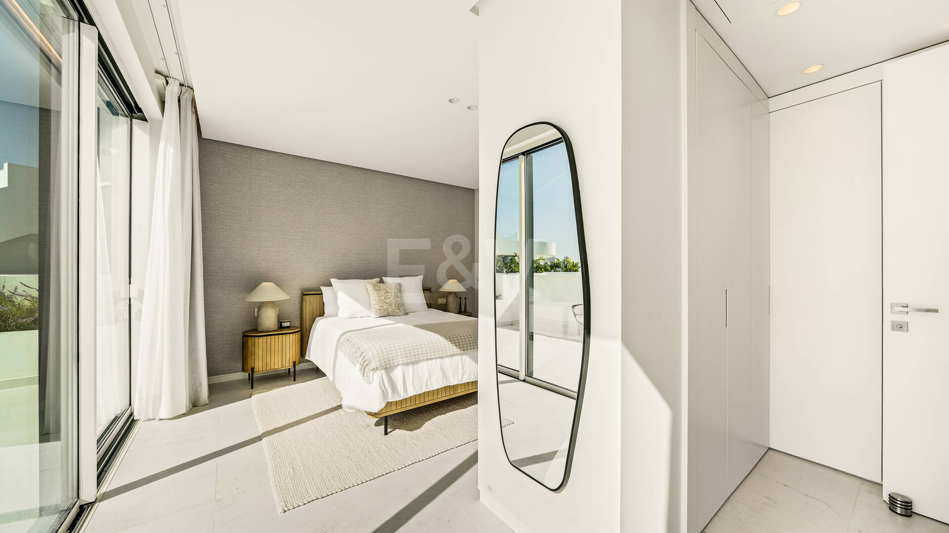 Elegante ático dúplex en Palo Alto Marbella con vistas panorámicas