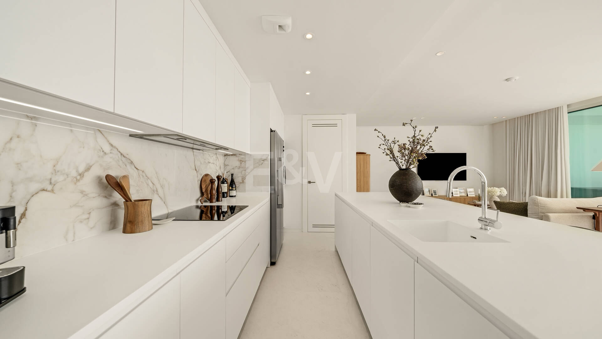 Elegante ático dúplex en Palo Alto Marbella con vistas panorámicas
