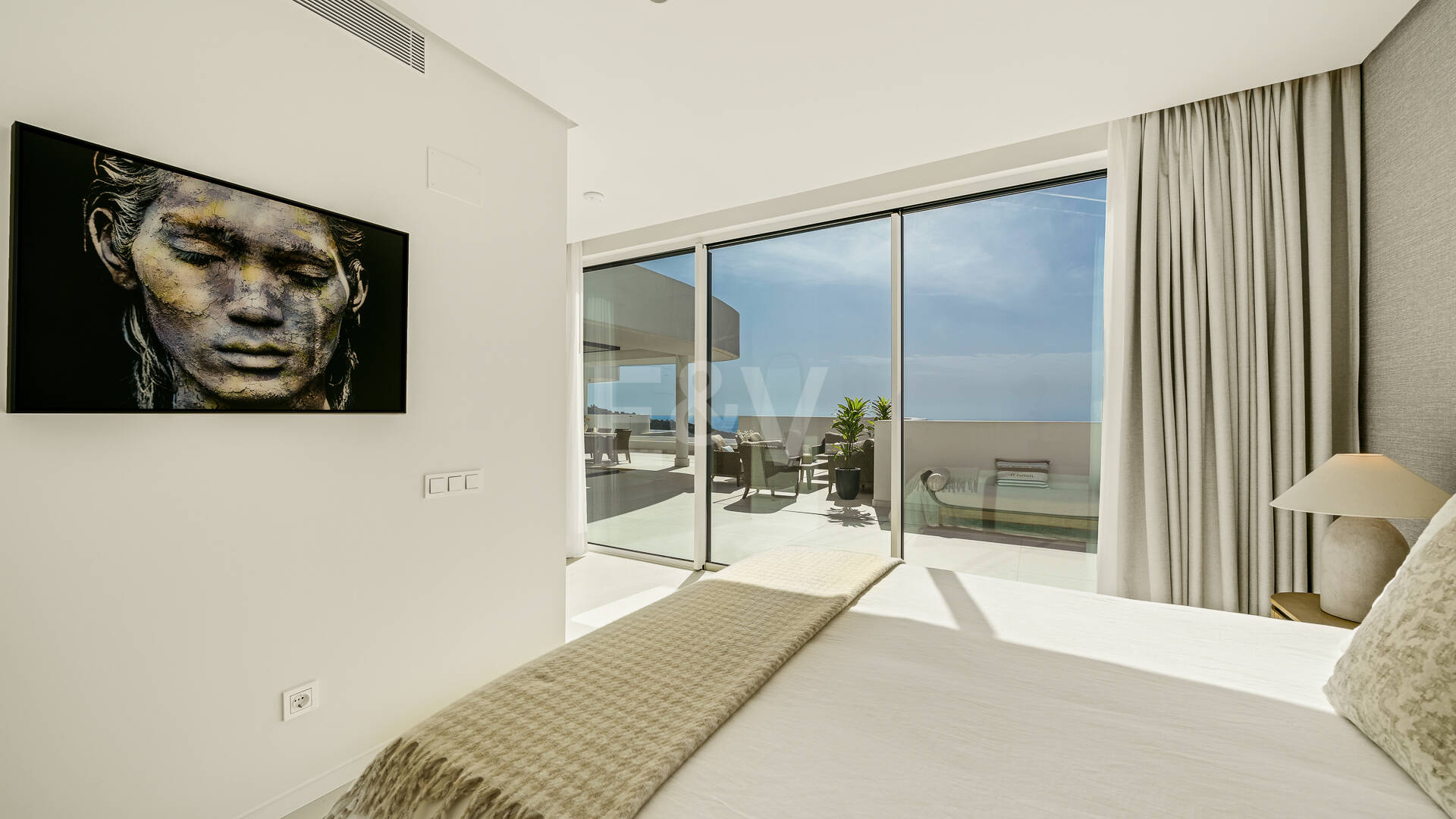 Elegante ático dúplex en Palo Alto Marbella con vistas panorámicas