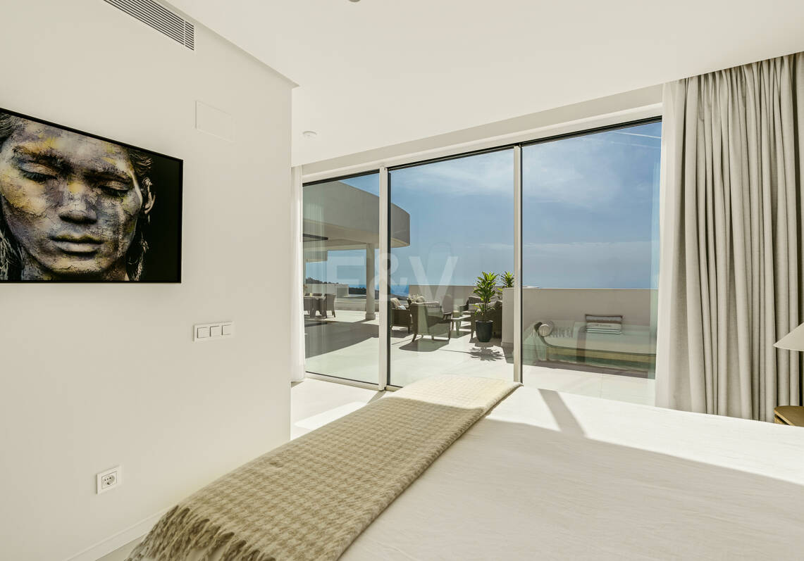 Elegante ático dúplex en Palo Alto Marbella con vistas panorámicas