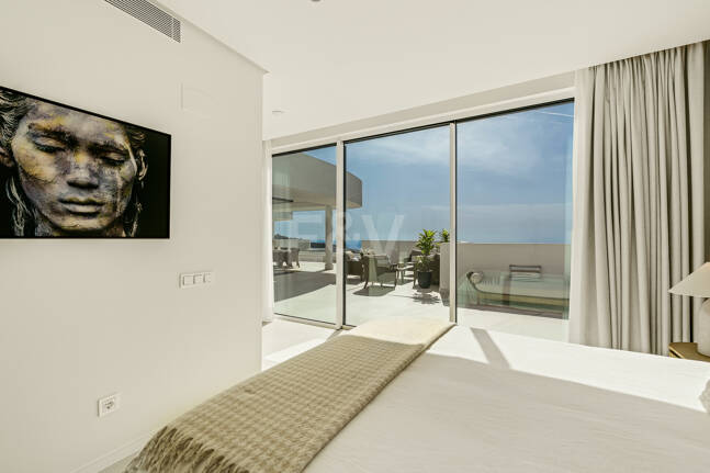 Elegante ático dúplex en Palo Alto Marbella con vistas panorámicas