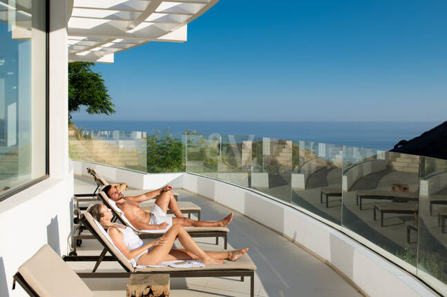 Elegante ático dúplex en Palo Alto Marbella con vistas panorámicas