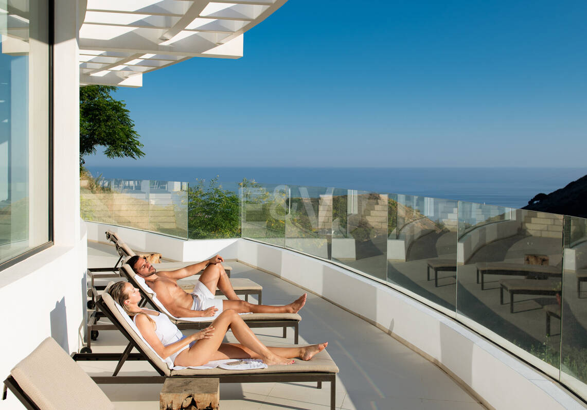 Elegante ático dúplex en Palo Alto Marbella con vistas panorámicas