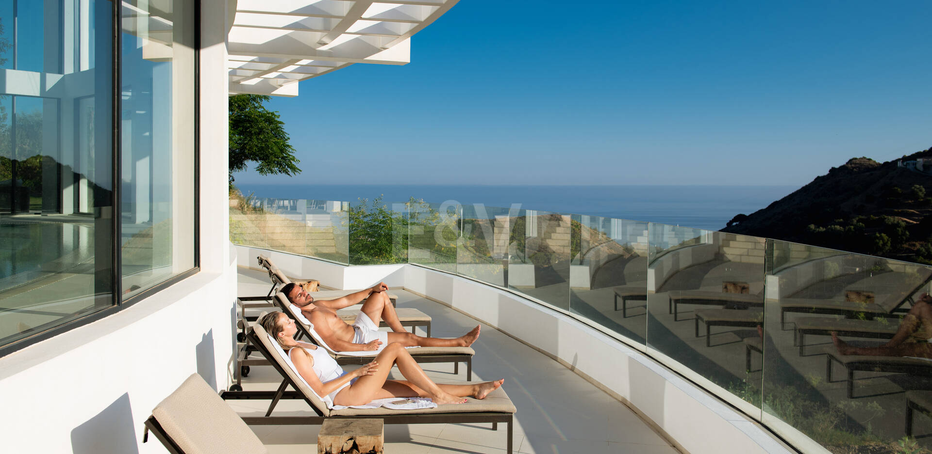 Elegante ático dúplex en Palo Alto Marbella con vistas panorámicas