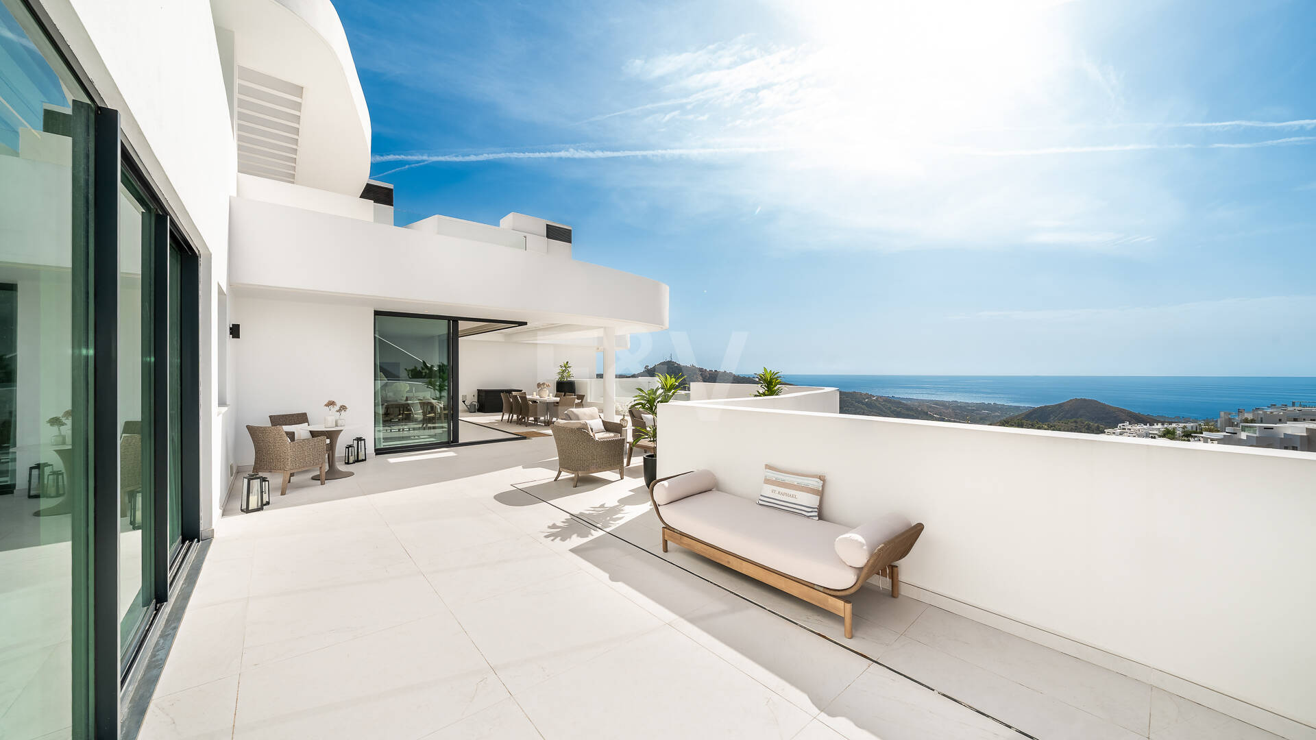Elegante ático dúplex en Palo Alto Marbella con vistas panorámicas