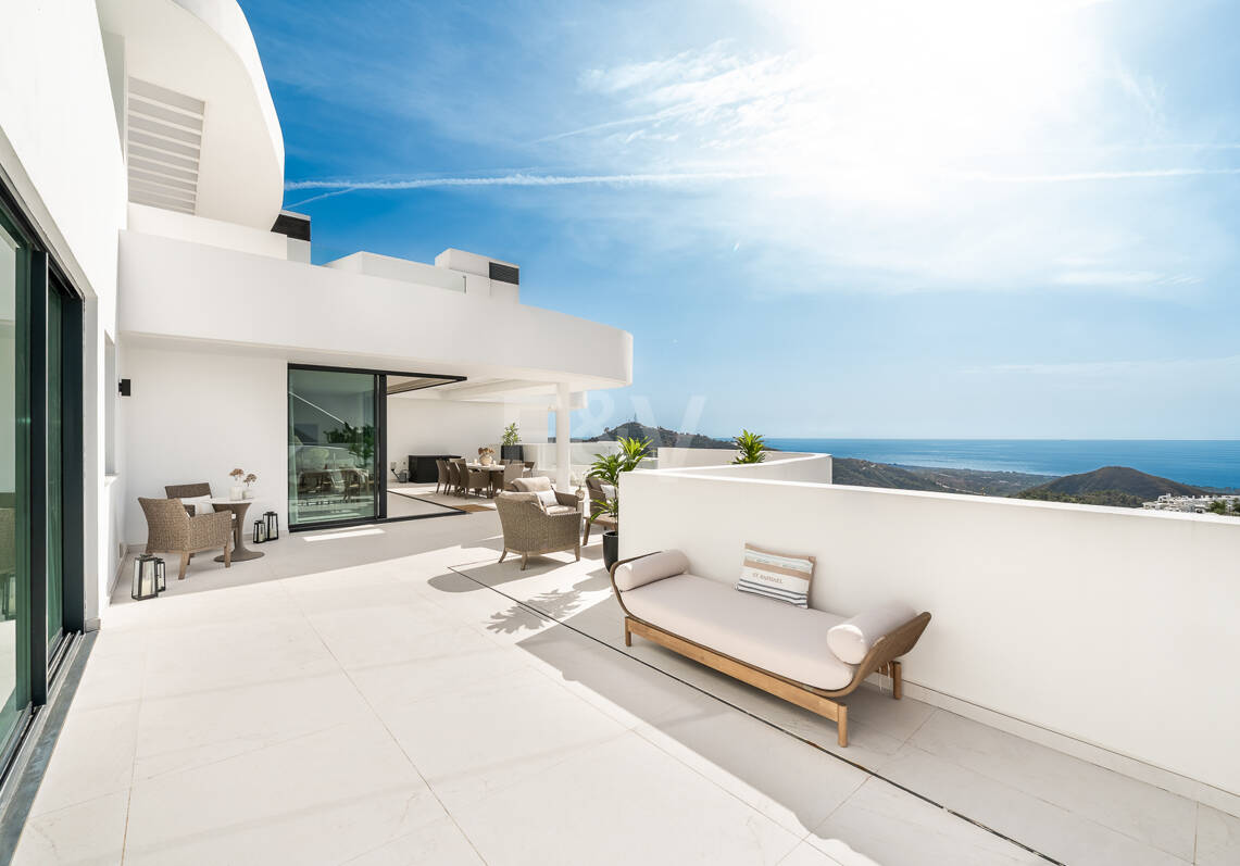 Elegante ático dúplex en Palo Alto Marbella con vistas panorámicas