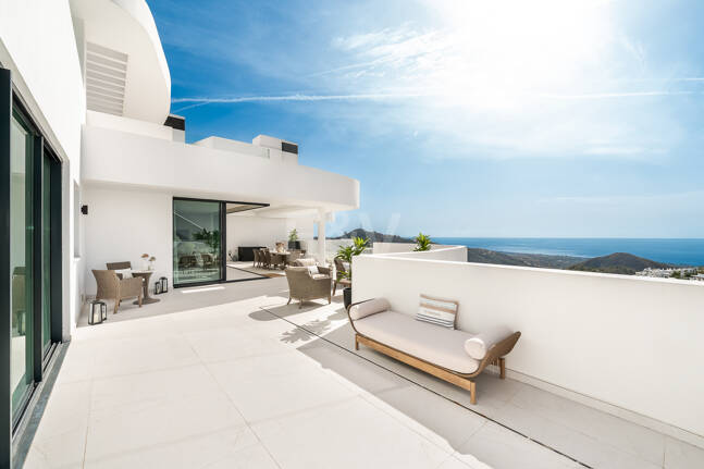 Elegante ático dúplex en Palo Alto Marbella con vistas panorámicas