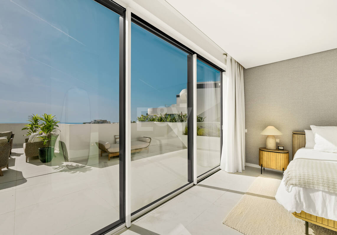 Elegante ático dúplex en Palo Alto Marbella con vistas panorámicas