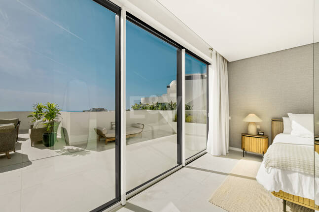 Elegante ático dúplex en Palo Alto Marbella con vistas panorámicas