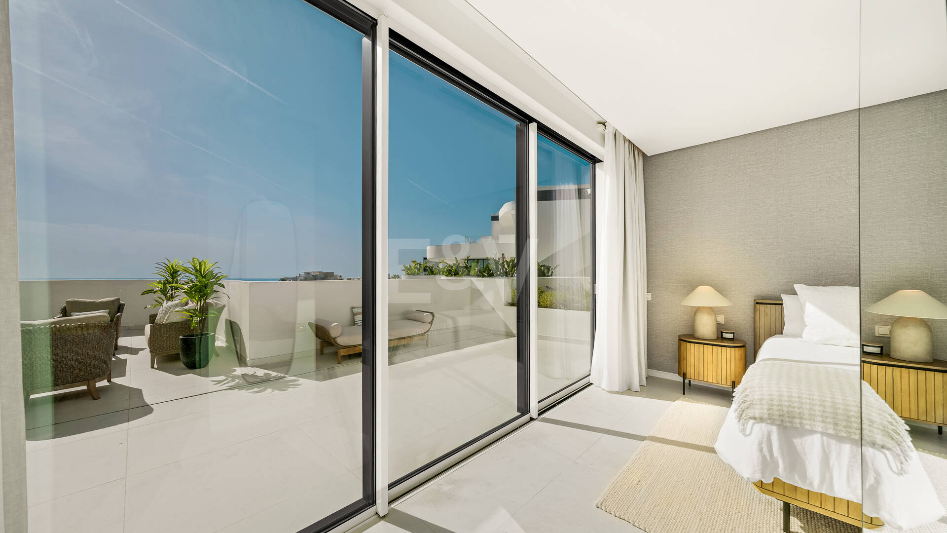 Elegante ático dúplex en Palo Alto Marbella con vistas panorámicas