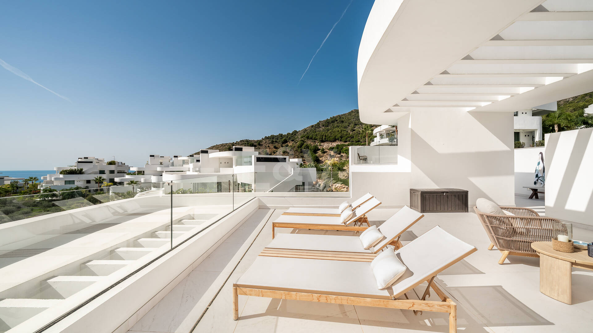 Elegante ático dúplex en Palo Alto Marbella con vistas panorámicas