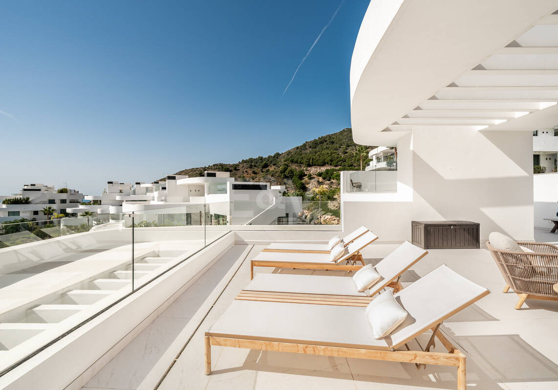 Elegante ático dúplex en Palo Alto Marbella con vistas panorámicas