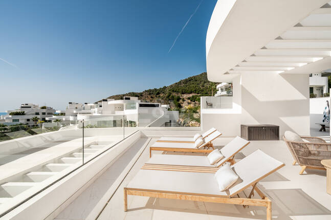 Elegante ático dúplex en Palo Alto Marbella con vistas panorámicas