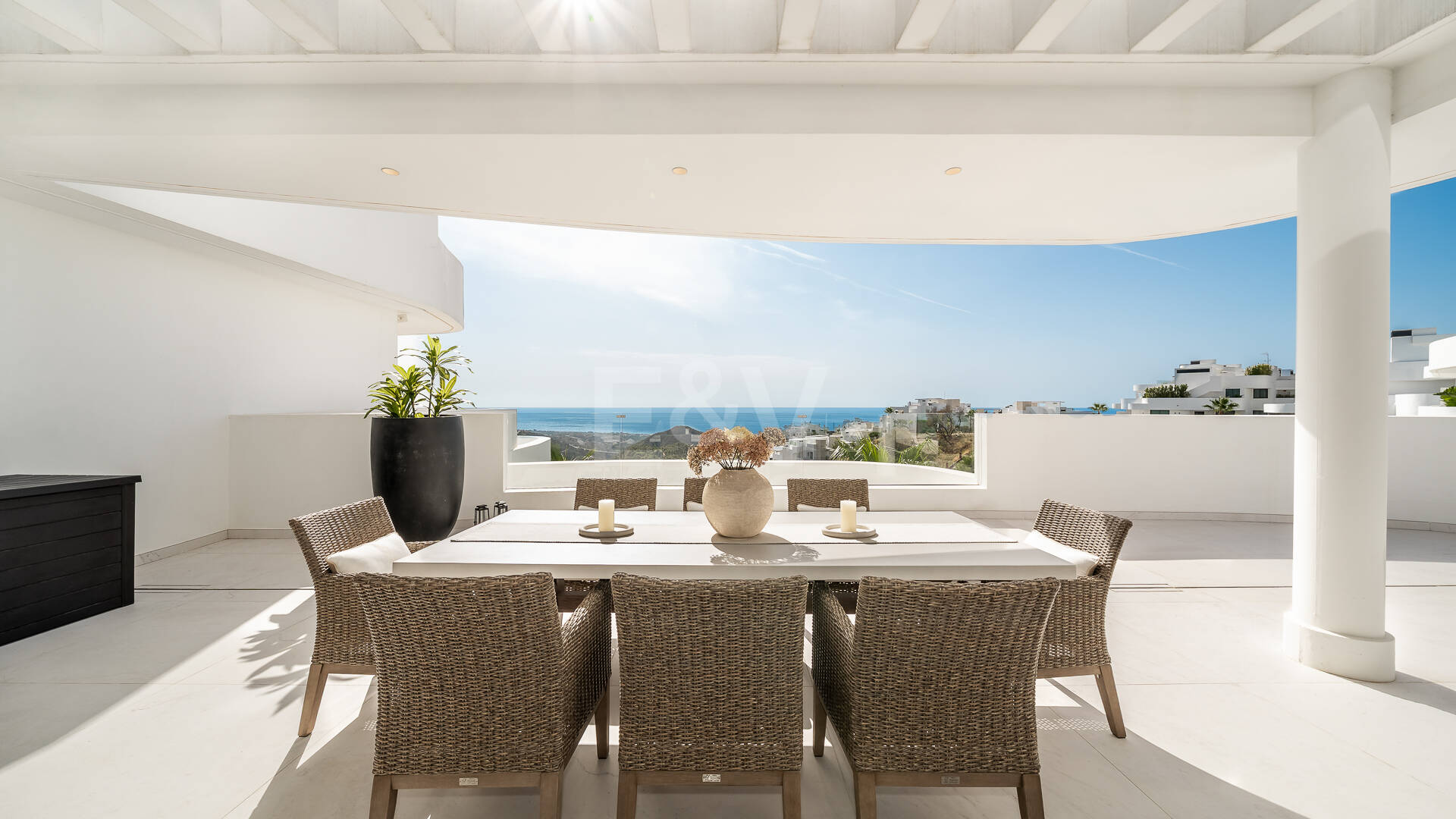 Elegante ático dúplex en Palo Alto Marbella con vistas panorámicas