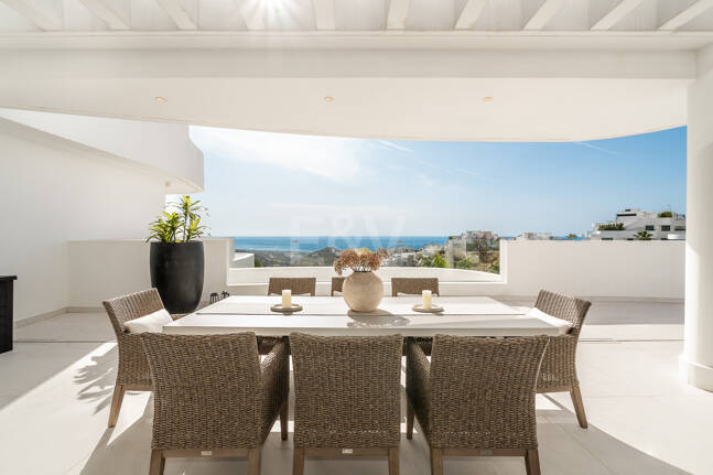 Elegante ático dúplex en Palo Alto Marbella con vistas panorámicas