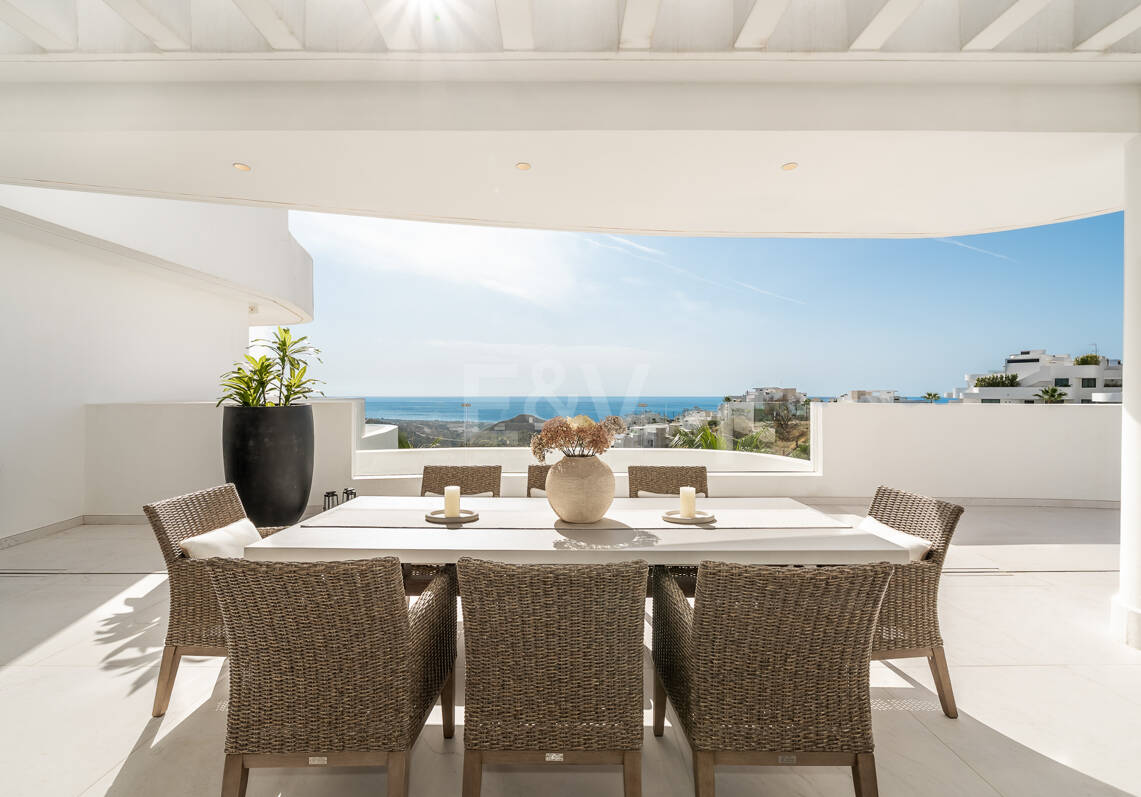 Elegante ático dúplex en Palo Alto Marbella con vistas panorámicas