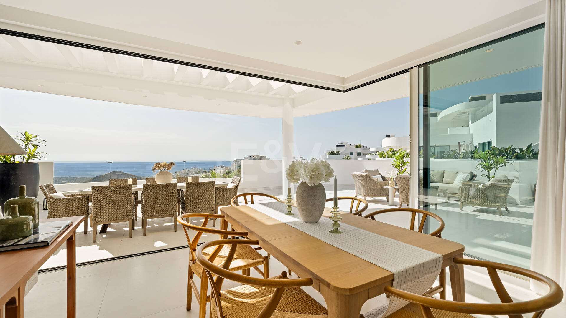 Elegante ático dúplex en Palo Alto Marbella con vistas panorámicas