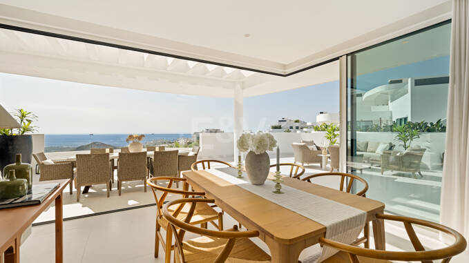 Elegante ático dúplex en Palo Alto Marbella con vistas panorámicas