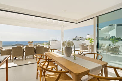 Elegante ático dúplex en Palo Alto Marbella con vistas panorámicas