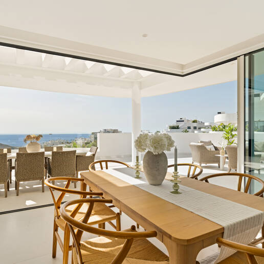 Elegante ático dúplex en Palo Alto Marbella con vistas panorámicas