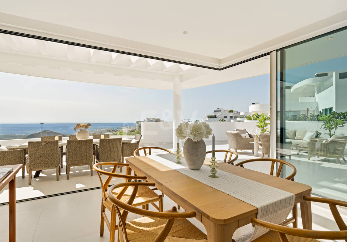 Elegante ático dúplex en Palo Alto Marbella con vistas panorámicas