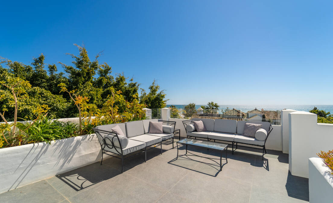 Takvåning till salu i Marbella Golden Mile, Marbella with 3 bedrooms, 4 bathrooms and has pool, garage and garden. Dimensions:...