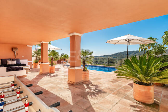 Contemporary Villa with Panoramic Views in La Heredia of Monte Mayor