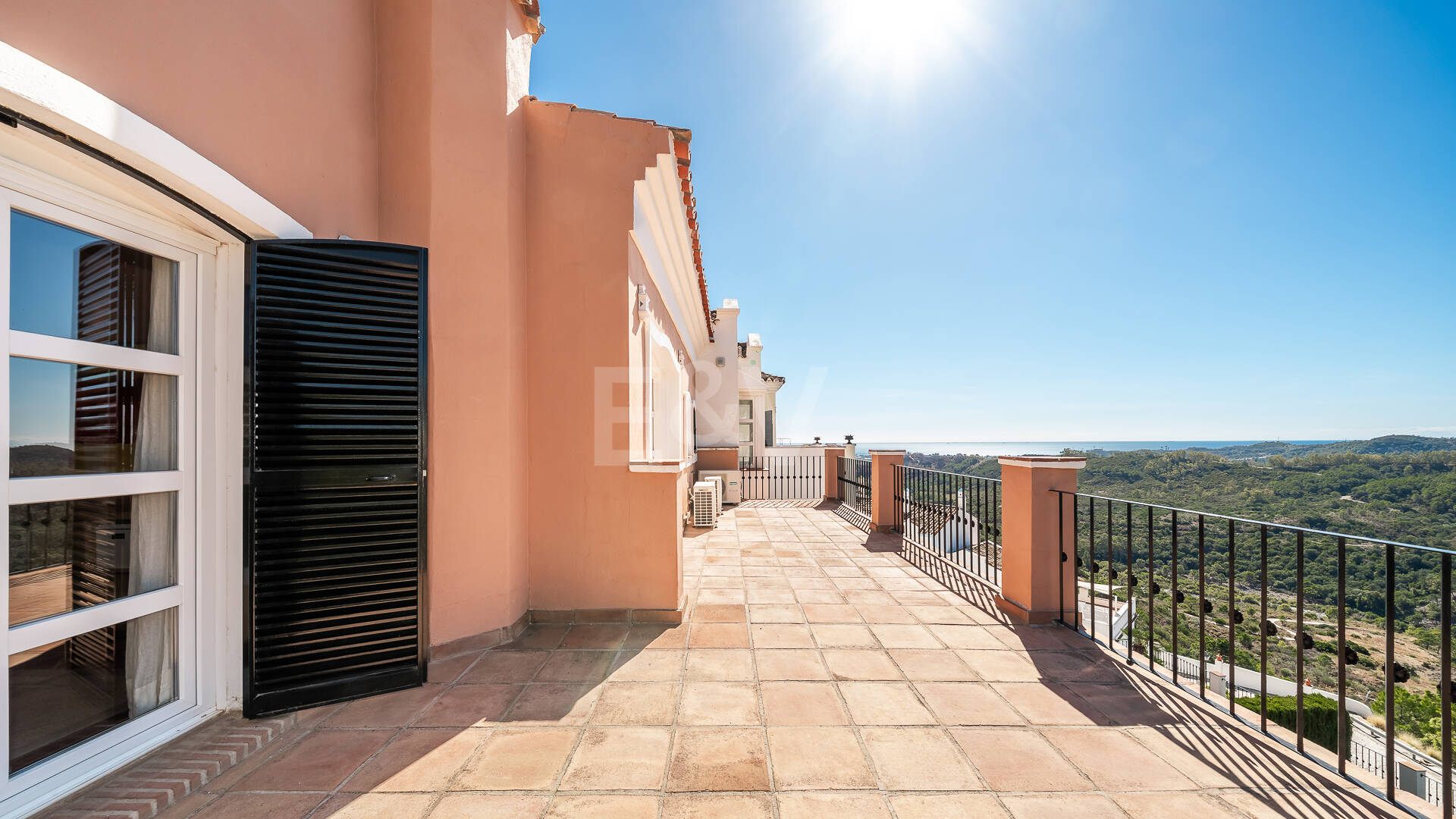 Contemporary Villa with Panoramic Views in La Heredia of Monte Mayor