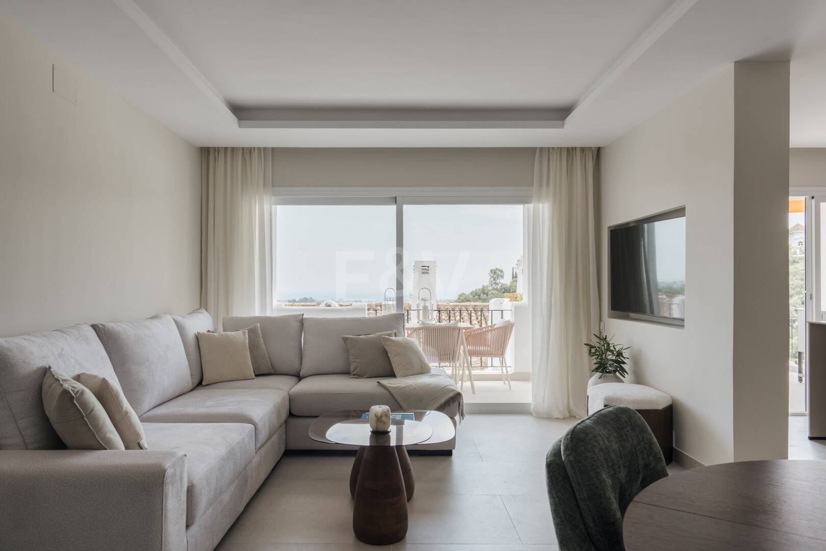 Turnkey Apartment with Panoramic Sea Views in Los Arqueros, Benahavís