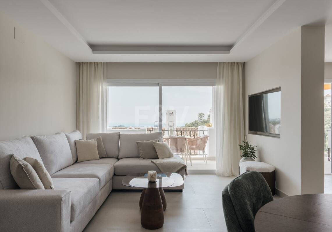 Turnkey Apartment with Panoramic Sea Views in Los Arqueros, Benahavís
