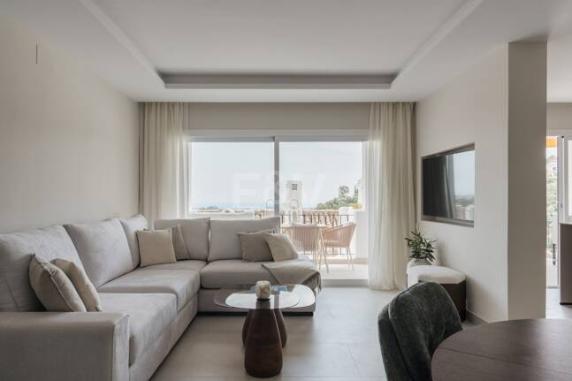Turnkey Apartment with Panoramic Sea Views in Los Arqueros, Benahavís