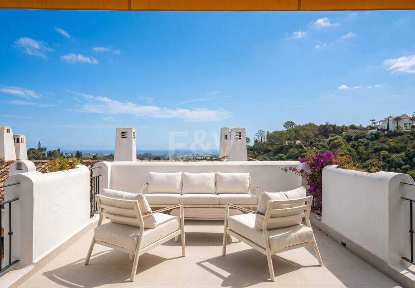 Turnkey Apartment with Panoramic Sea Views in Los Arqueros, Benahavís