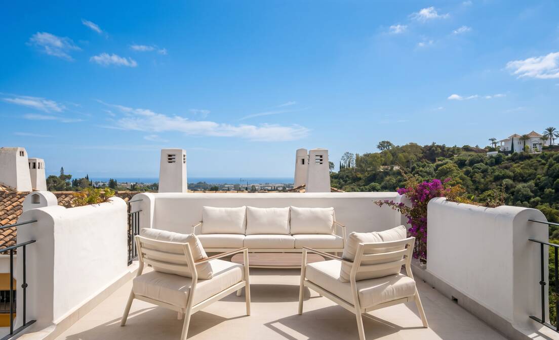 Located in the peaceful residential community of Las Terrazas in Los Almendros, Benahavís, within Marbella West, this elegant property offers...