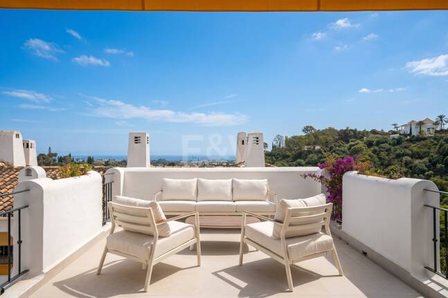 Turnkey Apartment with Panoramic Sea Views in Los Arqueros, Benahavís