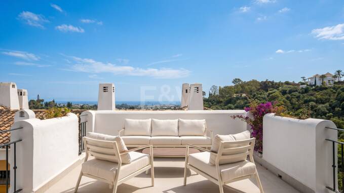 Turnkey Apartment with Panoramic Sea Views in Los Arqueros, Benahavís
