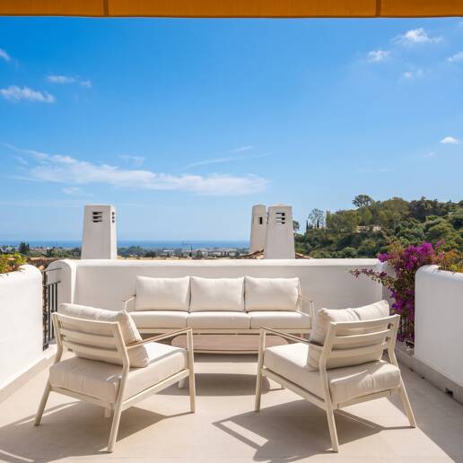 Turnkey Apartment with Panoramic Sea Views in Los Arqueros, Benahavís