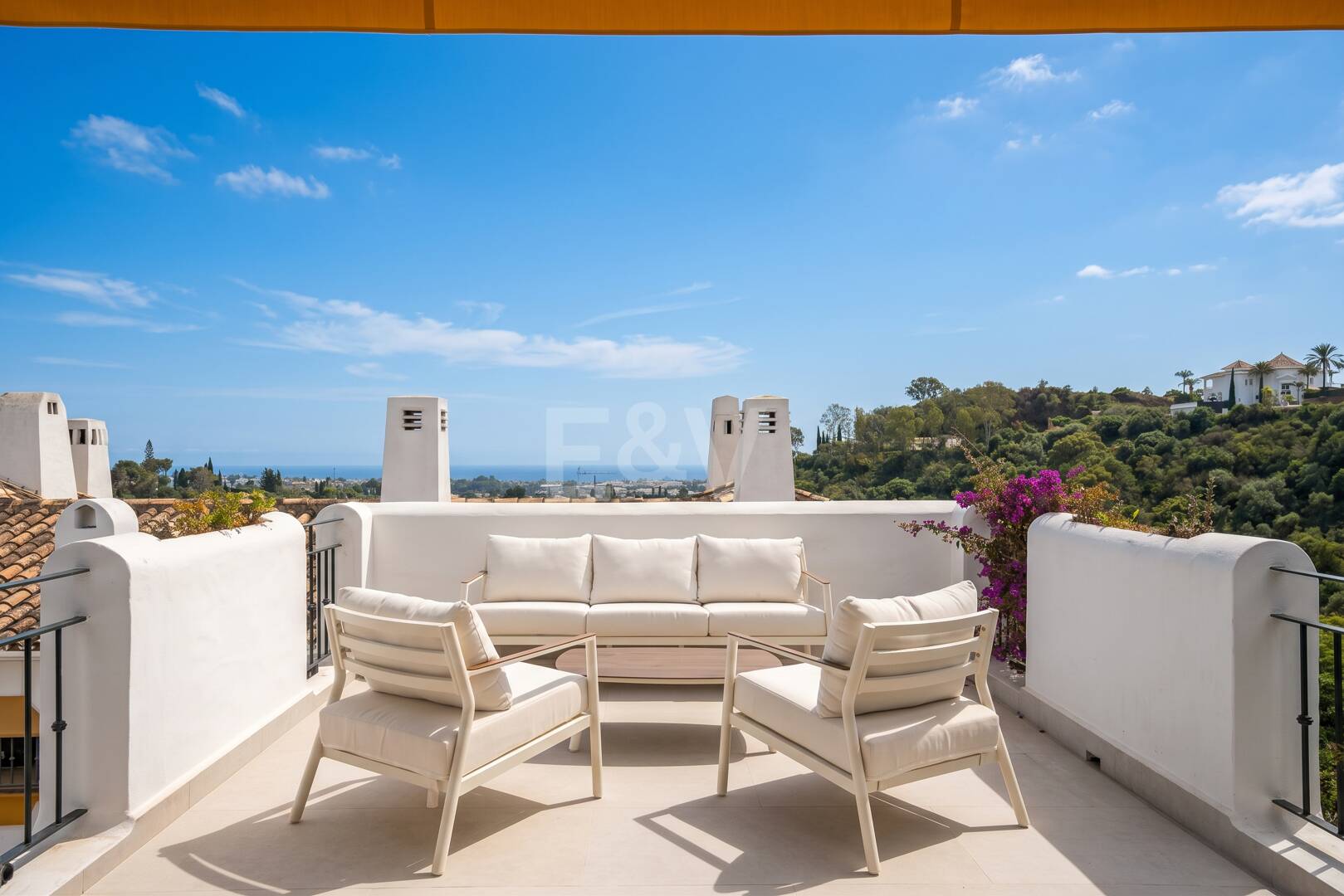 Turnkey Apartment with Panoramic Sea Views in Los Arqueros, Benahavís