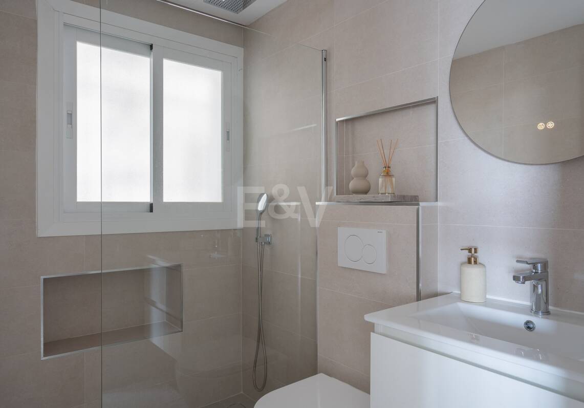 Turnkey Apartment with Panoramic Sea Views in Los Arqueros, Benahavís