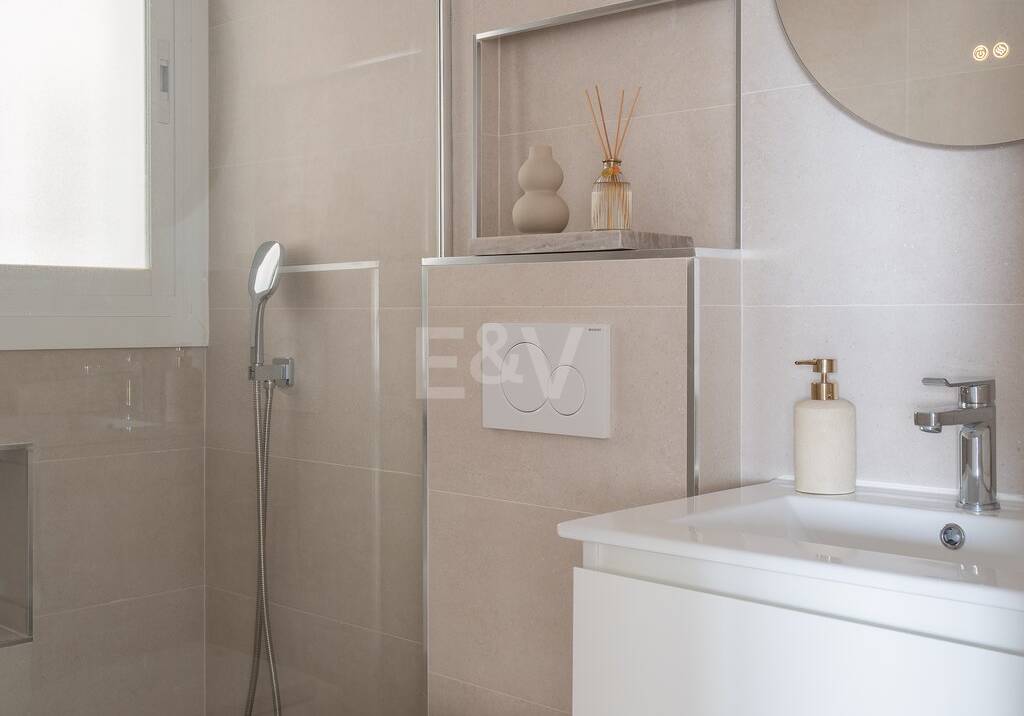 Turnkey Apartment with Panoramic Sea Views in Los Arqueros, Benahavís