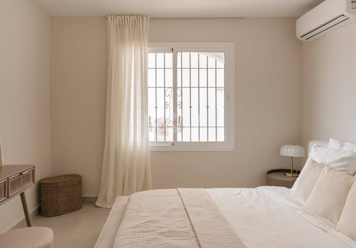Turnkey Apartment with Panoramic Sea Views in Los Arqueros, Benahavís