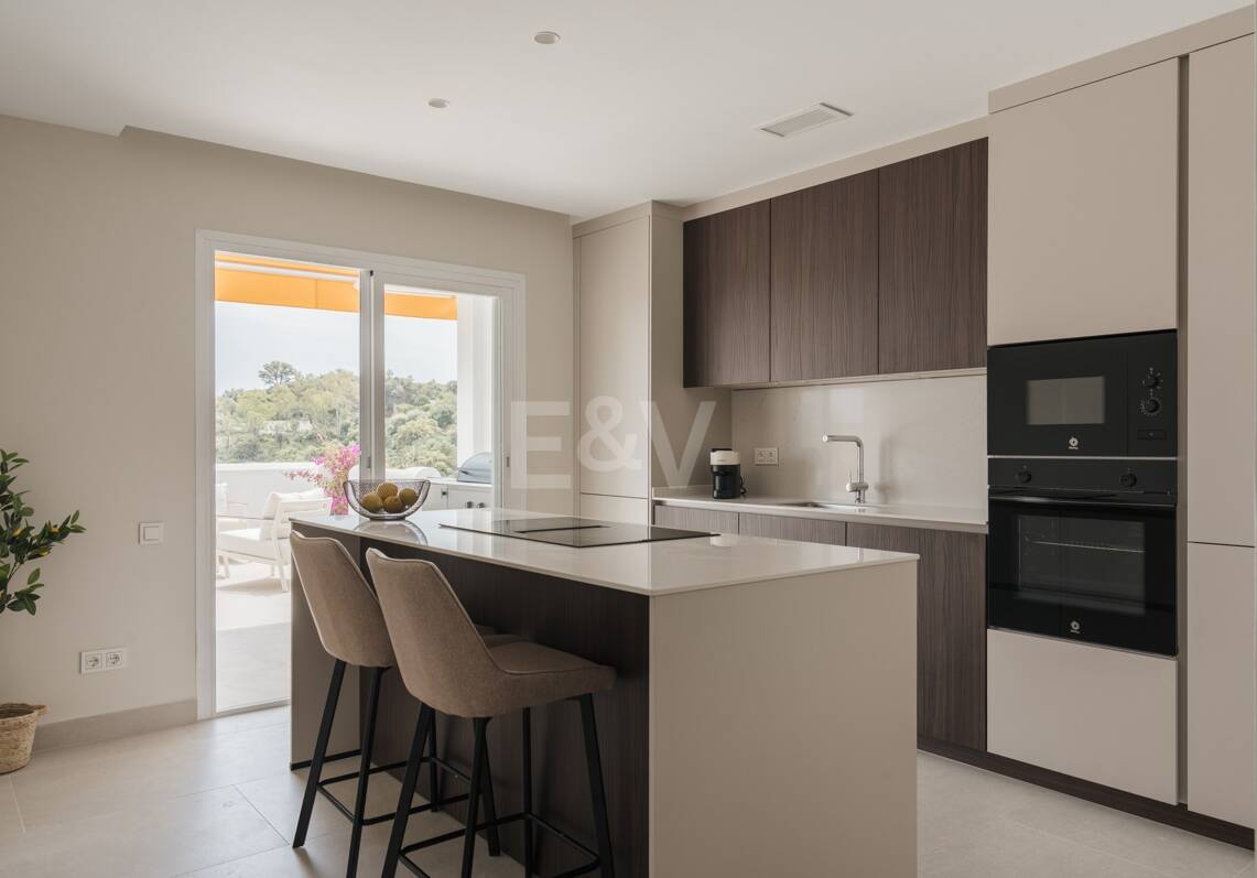Turnkey Apartment with Panoramic Sea Views in Los Arqueros, Benahavís
