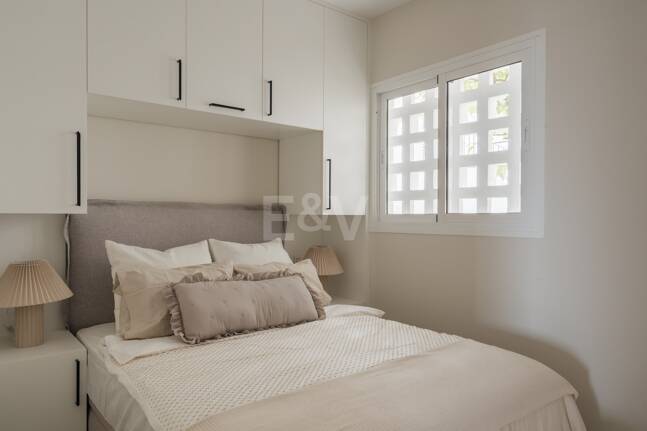 Turnkey Apartment with Panoramic Sea Views in Los Arqueros, Benahavís