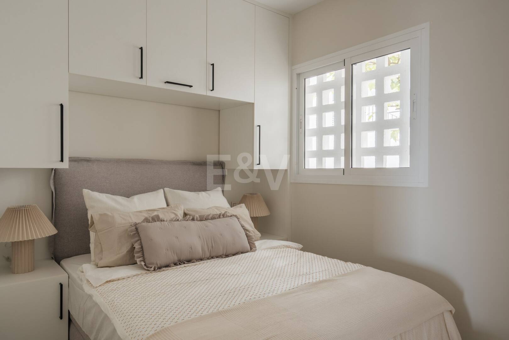 Turnkey Apartment with Panoramic Sea Views in Los Arqueros, Benahavís